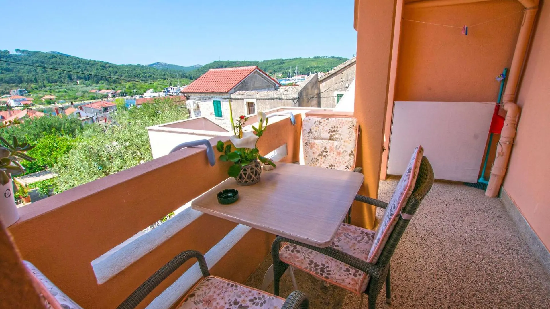 Apartment Neno 0*, Sutomiscica